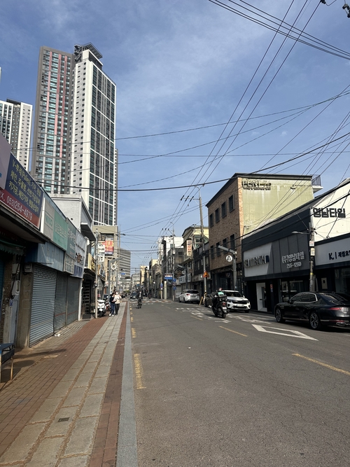 대구역 맞은 편 북성로 공구골목. 기존 공구 상가와 음식점, 카페 등 새 상점이 혼재돼 있다. 조현희기자 hyunhee@yeongnam.com