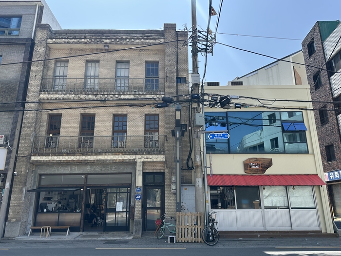 지난해 문을 연 카페 히어히어 홈앤스튜디오(왼쪽) 외관. 근대 건물을 개조한 건물로 일제강점기에 지어진 것으로 추정된다. 조현희기자 hyunhee@yeongnam.com