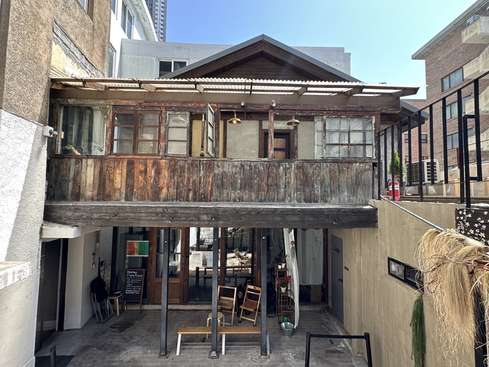 일제강점기 최대 번화가였던 북성로 일대에는 근대식 건물과 오래된 적산가옥이 지금도 남아 있다. 사진은 근대식 건물을 재활용한 히어히어 홈앤스튜디오. 조현희기자 hyunhee@yeongnam.com