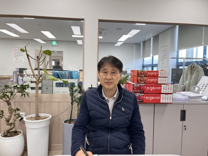 강경우 의성군 유통정책과장이 의성군의 농산물 유통전략을 설명하고 있다. <마창훈 기자>