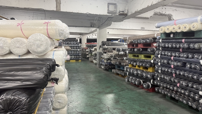 14일 오후 대구 성서산업단지에 위치한 섬유가공업체 B사 창고에 선적하지 못한 섬유 재고가 쌓여있다. 이동현 기자