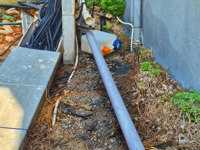 기름탱크에서 유출된 것으로 추정되는 유류가 독도경비대 본관 뒷편까지 흘러 내려 있다. 홍준기 기자