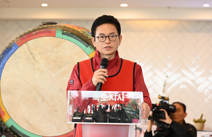 이철우 경북도지사가 14일 국민의힘 경북도지사 후보로 확정된 뒤 자신의 사무실에서 기자회견을 하고 있다. <이철우 캠프 제공>