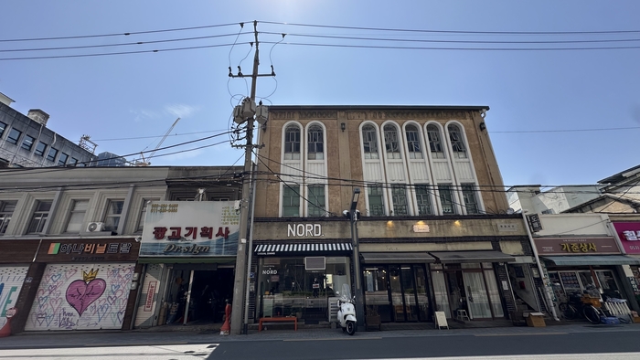 최근 북성로 일대에 오래된 건물을 개조한 음식점, 카페 등이 들어서고 있다. 조현희기자 hyunhee@yeongnam.com