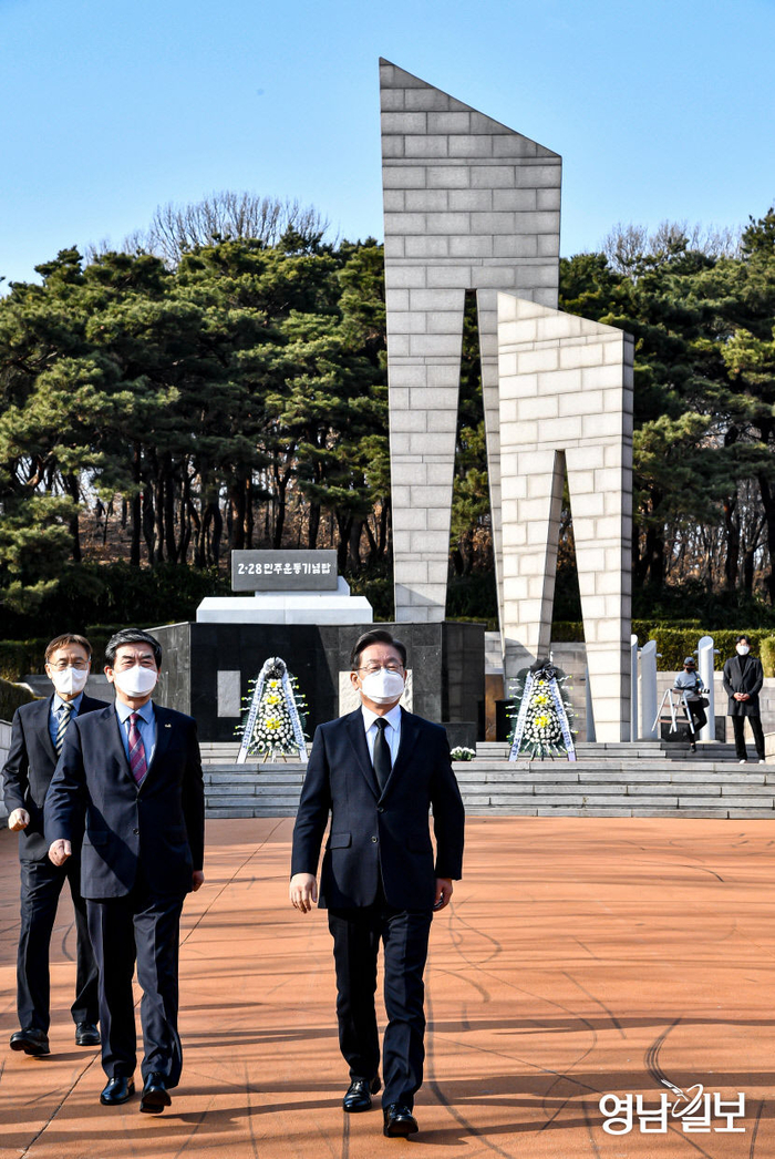 2022년 3월 7일 당시 더불어민주당 이재명 대선 후보가 2·28민주운동 기념탑을 참배하고 있는 모습.<영남일보DB>