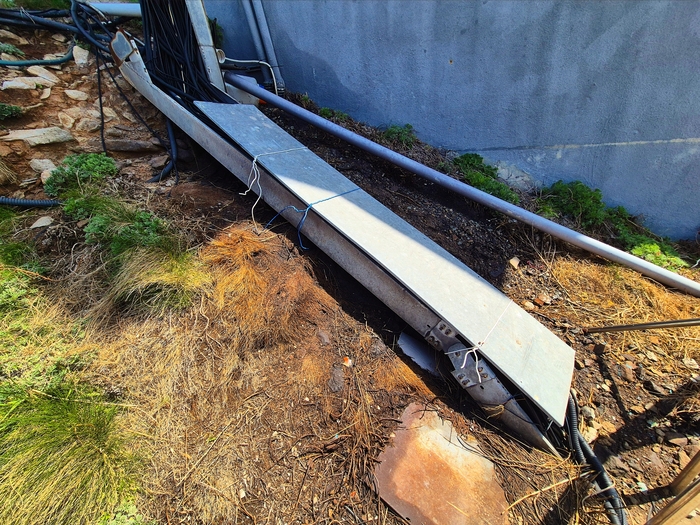 기름탱크에서 유출된 것으로 추정되는 유류가 독도경비대 본관 뒷편까지 흘러 내려 있다. 홍준기 기자