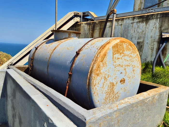 외벽 부식이 심각하게 진행된 발전기용 기름 저장 탱크. 홍준기 기자
