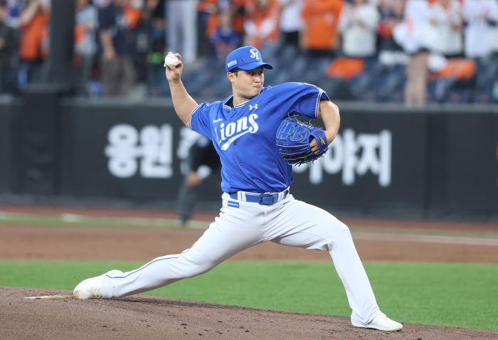 14일 대전한화생명볼파크에서 열린 삼성과 한화의 정규시즌 첫 경기에서 삼성 선발  최원태가 투구하고 있다.<삼성 라이온즈 제공>