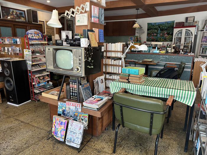 북성로에 위치한 카페 미도리문방구 내부. 2층 칵테일바 노르웨이의 숲에서 함께 운영하고 있다. hyunhee@yeongnam.com