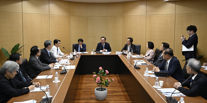 15일 오후 계명대 동산병원에서 열린 AI·BIO 메디시티 대구협의회-김부겸 대구시장 예비후보 정책간담회에서 김 예비후보가 의료 산업 육성에 대해 설명하고 있다.
이윤호기자 yoonhohi@yeongnam.com