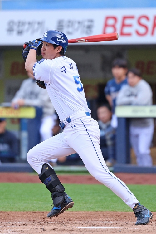 지난 11일 대구삼성라이온즈파크에서 열린 삼성과 NC 경기에서 구자욱이 타격하고 있다. <삼성 라이온즈 제공>