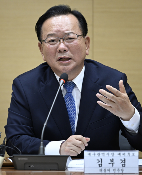 15일 오후 계명대 동산병원에서 열린 AI·BIO 메디시티 대구협의회-김부겸 대구시장 예비후보 정책간담회에서 김 예비후보가 의료 산업 육성에 대해 설명하고 있다.
이윤호기자 yoonhohi@yeongnam.com