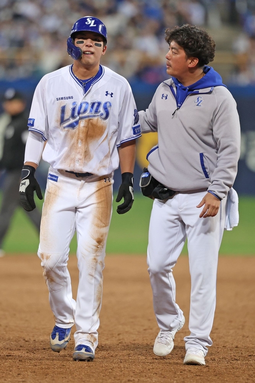 지난 10일 대구삼성라이온즈파크에서 열린 삼성과 NC 경기 8회말 부상을 당한 김영웅(왼쪽)이 더그아웃으로 들어오고 있다. <삼성 라이온즈 제공>