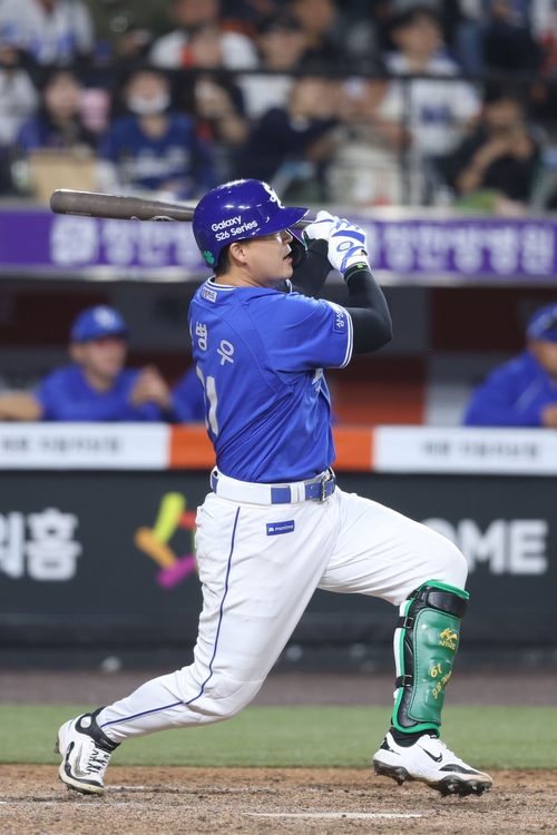 15일 대전한화생명볼파크에서 열린 삼성과 한화 경기에서 삼성 전병우가 타격하고 있다. <삼성 라이온즈 제공>