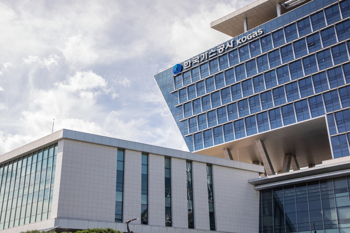 대성에너지가 지난해 도시가스 공급비용을 조정한 결과, 소매공급비용을 5%가까이 올렸다. 소비자요금도 0.54% 올리면서 벌어들이는 수익은 늘었으나, 경영 효율화를 위한 조직 슬림화, 고객센터 축소 등 소비자 서비스를 줄이면서 논란이 일고 있다. <대성에너지 제공>