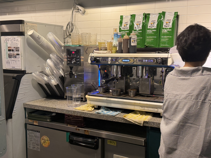 14일 오후 대구 달서구의 한 테이크아웃 전문 카페. 매장 한쪽 선반에는 테이크아웃 컵과 뚜껑, 빨대, 컵홀더, 종이 캐리어, 디저트 포장 상자 등이 종류별로 빼곡히 쌓여 있었다. 구경모기자