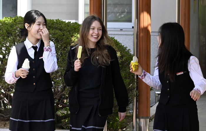 15일 오전 경북 경산여자고등학교에서 교환학생인 그레타 줄리(가운데·17) 학생이 친구들과 쉬는 시간에 아이스크림을 먹고 있다. 이윤호기자