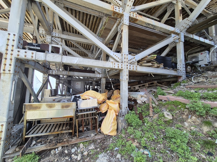 독도 헬기장 구조물 주변과 하부에 폐가전·폐목재·비닐포대 등 각종 폐기물이 적치돼 있다. 홍준기 기자