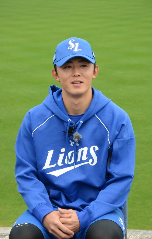 지난 2월17일 일본 오키나와 온나손 아카마 구장에서 영남일보를 비롯한 대구지역 언론사와 인터뷰 중인 미야지 유라.<영남일보 DB>