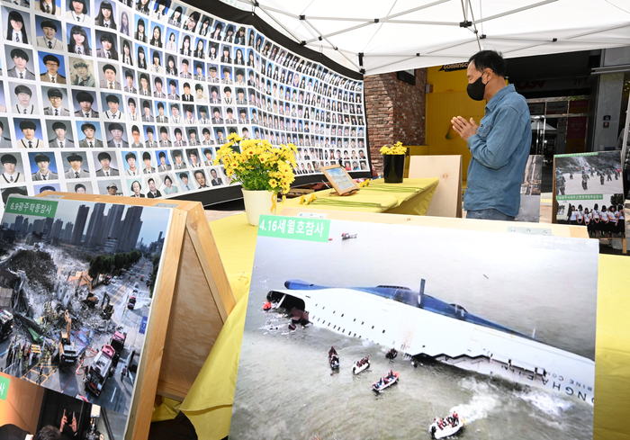 16일 오전 대구 중구 CGV 한일 앞에 마련된 세월호 참사 12주기 추모·약속·희망을 위한 416기억 공간에서 한 시민이 희생자들을 위해 기도하고 있다.
이윤호기자 yoonhohi@yeongnam.com