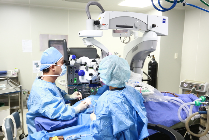 망막 질환 수술이 진행되는 모습. 고난도 안과 수술은 정밀 장비와 숙련된 의료진의 협진이 예후를 좌우한다.<누네안과병원 제공>