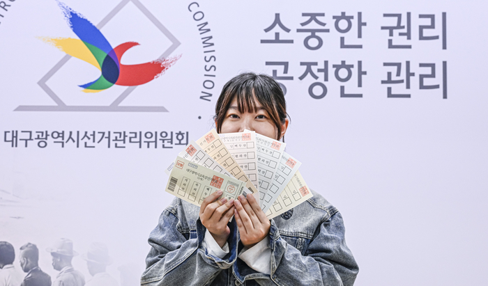 16일 대구 서구 대구시선거관리위원회에서 열린 선거장비 교육에서 제9회 전국동시지방선거를 48일 앞두고 관계자가 대구시장·교육감·구청장·군수·광역의원·기초의원·비례대표 의원을 선출하는 7장의 모의 투표용지를 들어 보이고 있다. 이번 교육은 오는 6월 3일 실시되는 지방선거를 앞두고 투표 및 개표 전 과정에 대한 장비 운용 능력을 점검하기 위해 마련됐다.
이현덕기자 lhd@yeongnam.com 