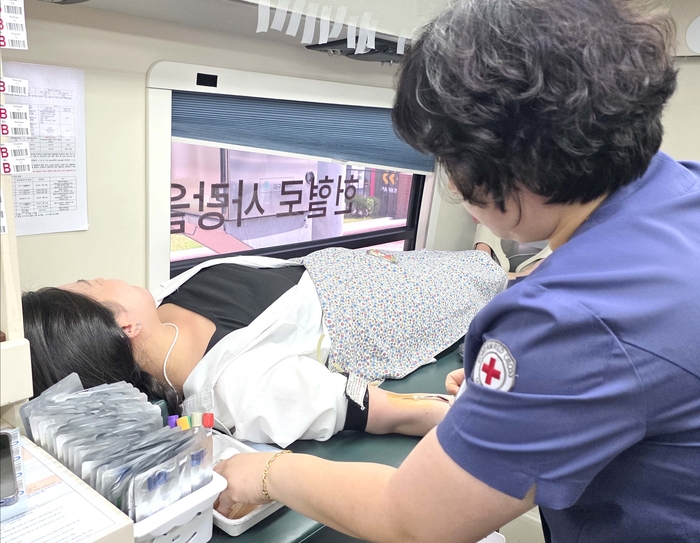 16일 SK 대구중구사옥에서 열린 SKT 행복나눔헌혈에 참여한  SK ICT 패밀리사 직원이 헌혈을 하고 있다. <SKT 제공>