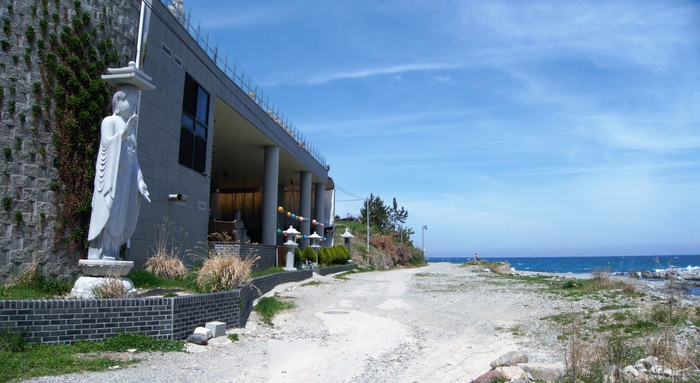 국도변에 자리한 해동일출대관음사의 지하가 바닷가 노천 법당이다. 해변은 일출과 방생, 숨겨진 차박 명소로 알음알음 알려져 있다.