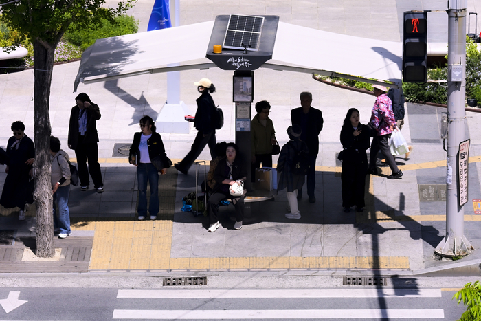 햇살이 강하게 내리쬔 16일 오후 대구 중구 달구벌대로의 횡단보도 앞 스마트 그늘막 아래에서 시민들이 신호를 기다리고 있다.
이현덕기자 lhd@yeongnam.com 