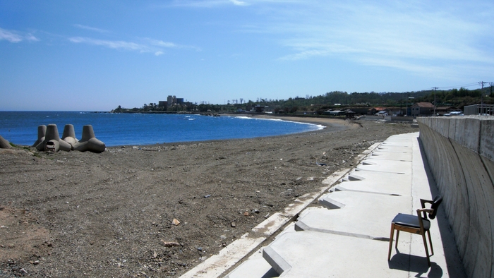 작은 방파제 남쪽으로 굵은 모래 해변이 둥글고 길다. 해변을 따라 친수스탠드와 해변마당이 정비되어 있다.