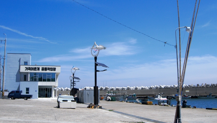 리모델링한 공동작업장과 풍력·태양광을 같이 이용하는 하이브리드 안심가로등. 가곡항은 2022년 어촌뉴딜300 사업에 선정되어 올해 6월 준공을 앞두고 있다.