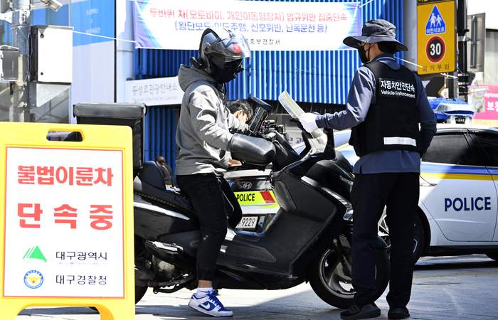 16일 오후 대구 중구 중앙파출소 삼거리에서 대구시와 중구청, 대구경찰청, 한국교통안전공단, 자동차 정비조합이 합동으로 실시한 이륜차 불법 운행 집중 단속에서 중구청 교통과 직원과 한국교통안전공단 직원이 이륜차 전조등 불법 튜닝을 단속하고 있다. 이륜차 불법 튜닝은 1년 이하의 징역 또는 1천만 원 이하 벌금이 부과되며 안전기준 위반은 1백만 원 이하 과태료 부과와 원상복구 명령이 내려진다.
이윤호기자 yoonhohi@yeongnam.com
