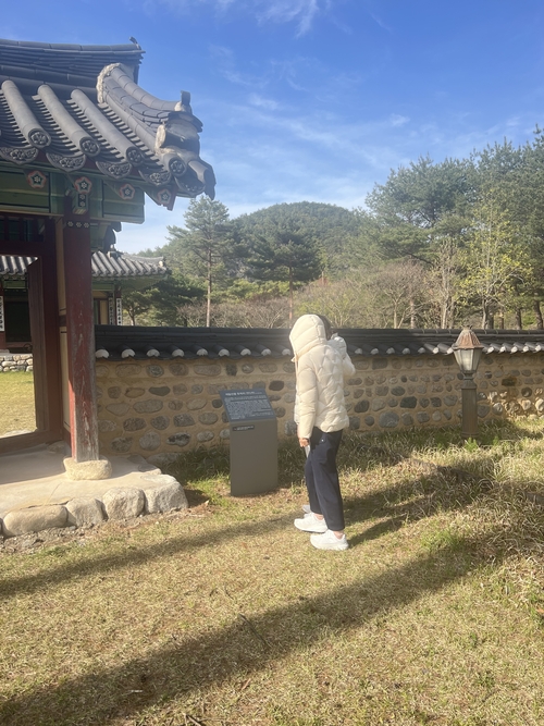 대구에서 관광온 관광객 모녀가 입구 표지판 설명을 보고 있다.<원형래기자>