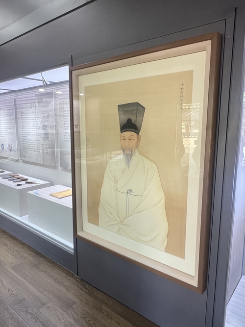 남사고 기록관 내부에 격암 남사고 초상화 모습.<원형래기자>