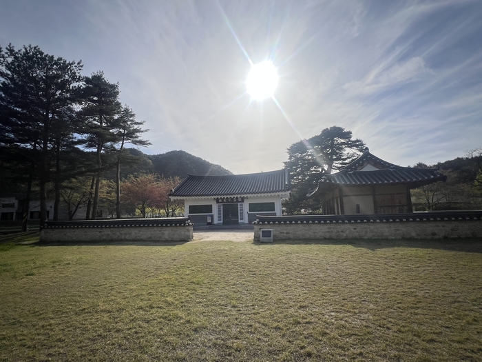 울진 근남면 수곡리 도로편 옅에 남사고 가록관 전경모습이다.<원형래기자>