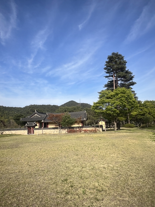 울진 근남면 수곡리에서 남사고 주차장 공원앞에서 들어가는 입구에  선 고택.<원형래기자>