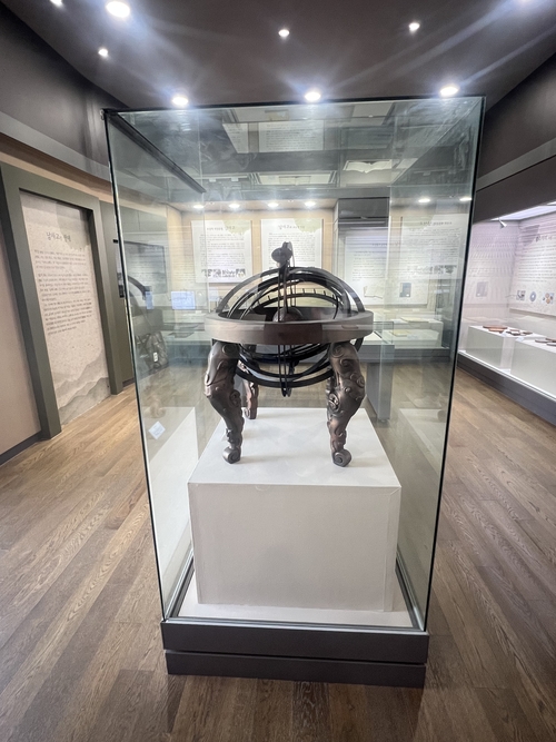 남사고 기록관 안에 혼천의 철재 모형물이 전시돼 있다.<원형래기자>