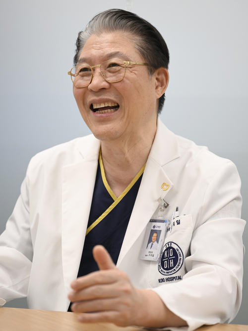 구자일 구병원장이 영남일보와의 인터뷰에서 로봇수술 도입 배경과 지역 필수의료의 역할을 설명하고 있다.이윤호기자 yoonhohi@yeongnam.com