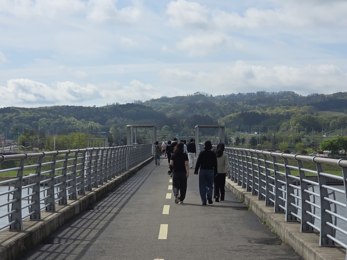 걷기대회 참가자들이 상생숲길인도교를 걷고 있다. <전준혁기자>
