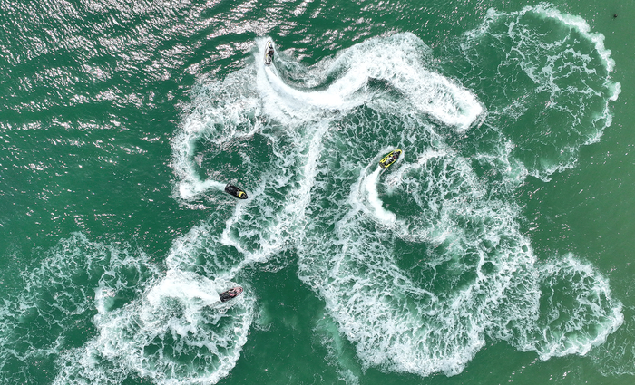 초여름 날씨를 보인 18일 오후 경북 포항시 영일대해수욕장에서 나들이객들이 제트스키를 타며 더위를 식히고 있다. 대구기상청 관계자는 19일까지 초여름 날씨가 이어지겠으며 일교차가 큰 날씨로 건강관리에 유의해야겠다고 예보했다.
이윤호기자 yoonhohi@yeongnam.com