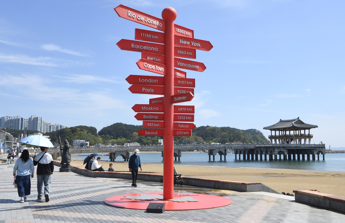 영일대해수욕장은 드라마 주인공들이 사랑을 확인하는 공간으로 등장한다. 빨간 이정표는 이국적인 느낌을 안겨준다.