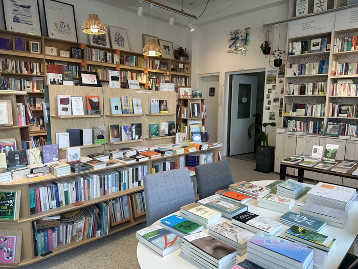 전주 덕진구 인후동 주택가에 위치한 동네서점 잘익은언어들 내부. 조현희기자 hyunhee@yeongnam.com
