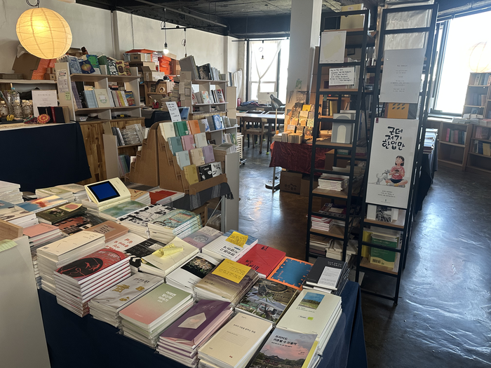 전주 완산구 한옥마을 인근에 위치한 독립서점 에이커북스토어 내부. 다양한 독립출판물을 취급한다. 조현희기자 hyunhee@yeongnam.com