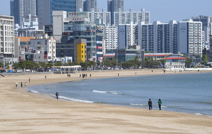 포항의 대표적인 관광 명소인 영일대해수욕장. 산책로와 자전거 도로, 해송 숲이 이어지고, 곳곳에 데크와 미술작품도 자리한다. 도로변은 번화가를 방불케 할정도다.