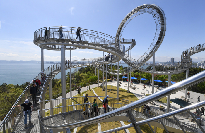 영일만 북쪽 환호공원 우듬지 위에 국내 최대 규모의 철제 조형물 스페이스워크가 있다. 스페이스워크에 오르면 영일대해수욕장과 먼 바다가 한 눈에 들어온다.