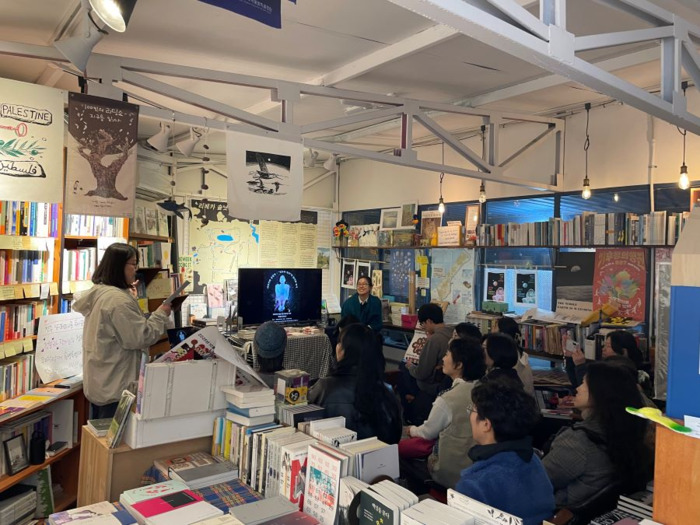 지난해 전주책방 활성화 프로그램 일환으로 열린 독서문화 프로그램에 시민들이 참여하고 있다. <전주시 제공>