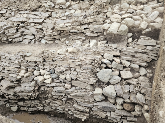 20일 오후 1시30분 열린 대구 달성 정밀발굴조사 현장설명회에서 공개된 달성의 내벽부 모습. 축성 당시 적용된 구획축조방식을 확인할 수 있다. 권혁준기자 hyeokjun@yeongnam.com