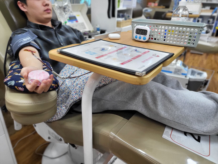 대구경북혈액원 헌혈의 집 중앙로센터에서 한 시민이 헌혈을 진행하고 있다. 영남일보db