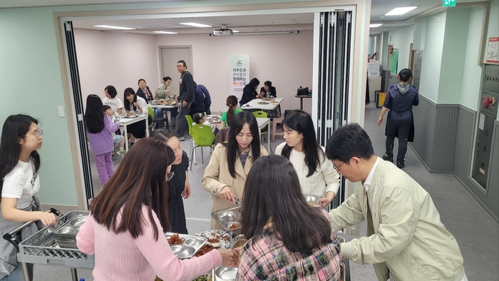 18일 대구 달서구 이곡동 사회적협동조합 행복림에서 진행 중인 이주민과 주민들이 함께 하는 마을밥상 행사에서 이주민과 지역 주민들이 점심식사를 하고 있다. 서현정 시민기자