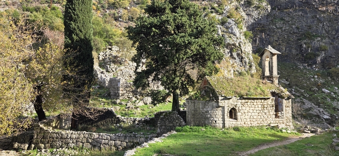 폐허가 된 성 유라이 교회. 세월의 흔적이 가득했지만 돌로 지어진 외양은 기도 소리가 갓 그친 듯 의연했다.